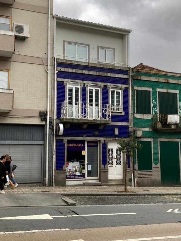 a blue building on the side of a street at Hospedaria Cidade Berço in Guimarães