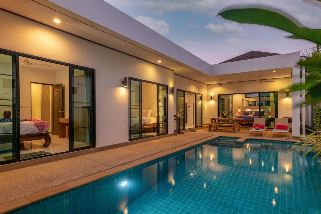 obraz willi z basenem w obiekcie Thai-Themed 3br Boutique Villa by Intira Villas w mieście Rawai Beach