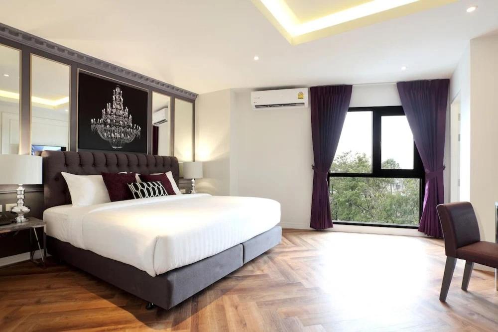 ein Schlafzimmer mit einem großen Bett und einem großen Fenster in der Unterkunft Hotel Dream - Luyen in Bangkok