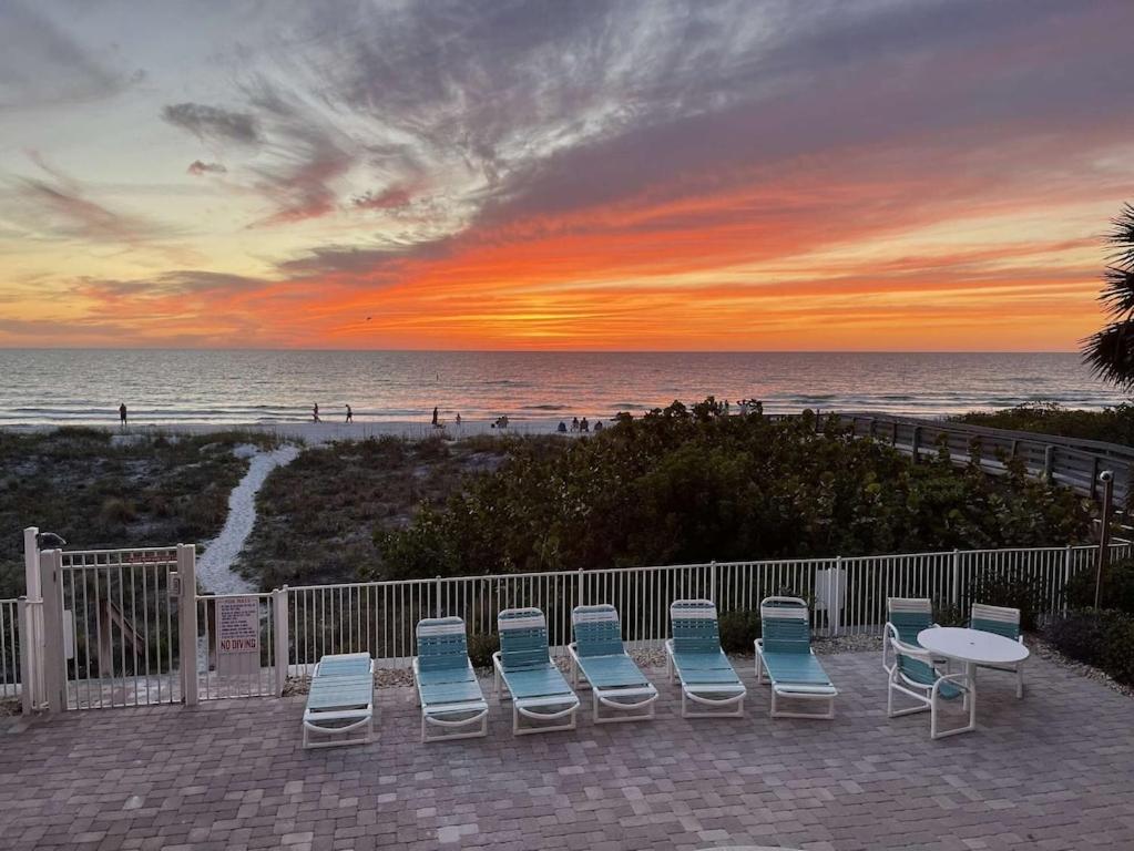 Oceanway 203 Upscale Oceanfront Condo 2BR and 2BA, Indian Rocks