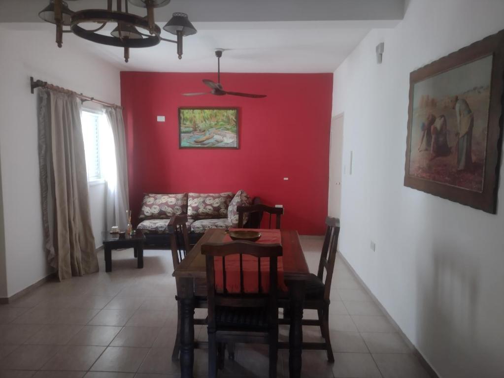 sala de estar con mesa y sofá en Rivadavia Mendoza -Casa López en Rivadavia