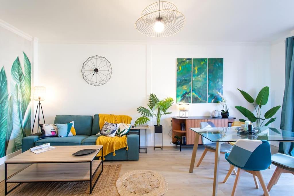 uma sala de estar com um sofá azul e uma mesa em L45 Suite St Marguerite Sea View/ Balcon, Parking WIFI em Nice