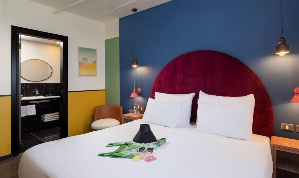 מיטה או מיטות בחדר ב-מלון סוויטות PLAY סי פורט תל אביב