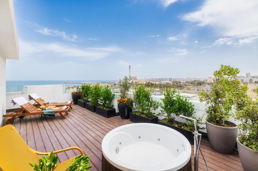 PLAY Seaport Suite Hotel TLV - Terrace Suite With Jacuzzi