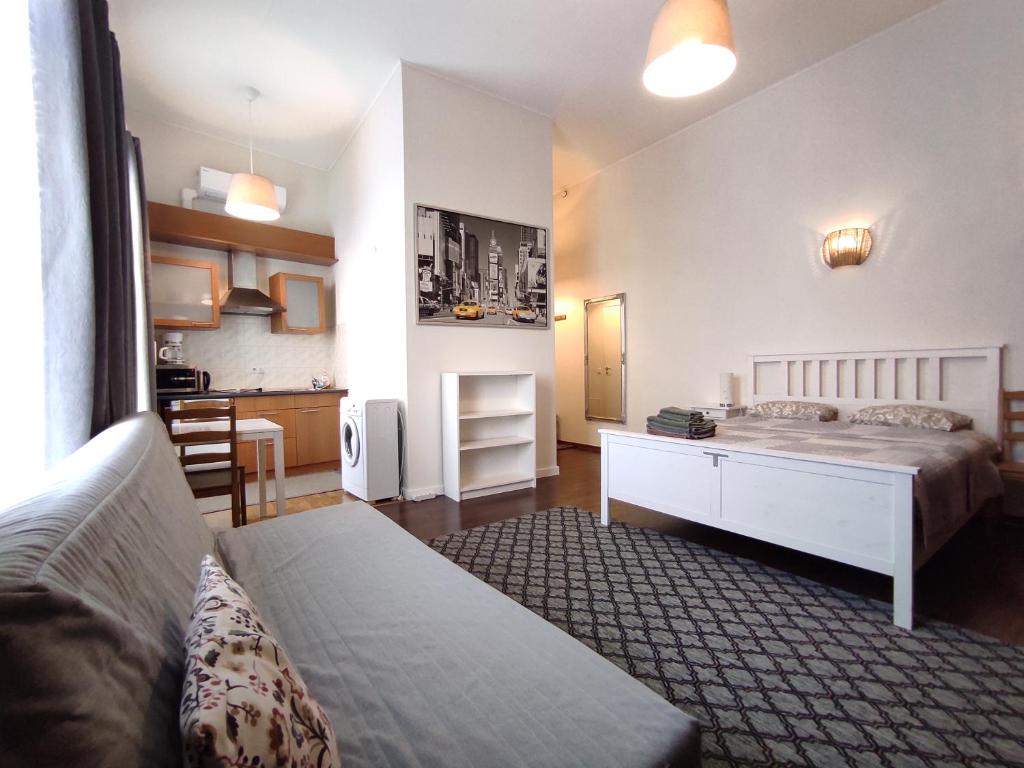 1 dormitorio con 1 cama, sala de estar y cocina en Cozy Dream Apartment en Vilna