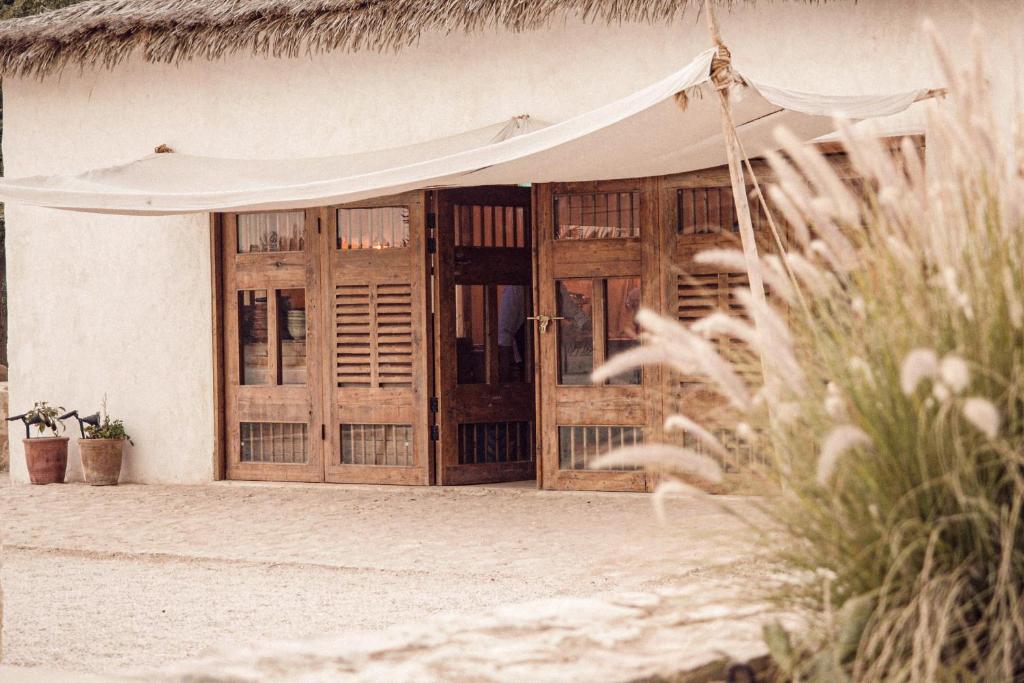 een open deur van een gebouw met een tent bij Heenat Salma Farm in Mu‘askar al Buşayyir