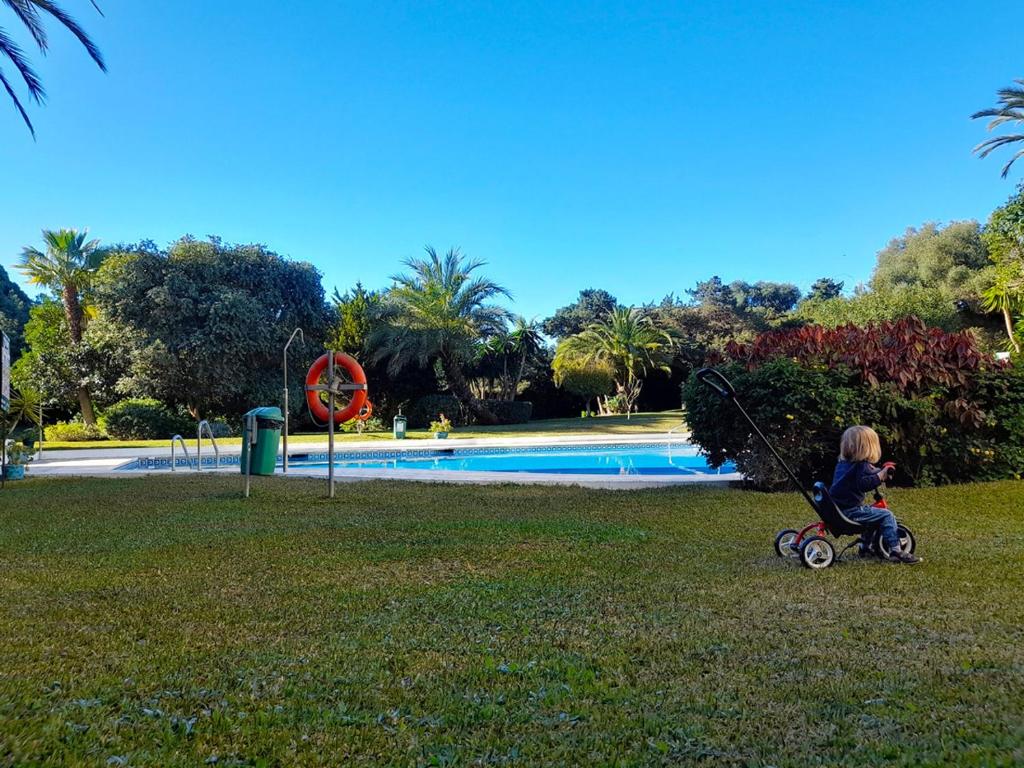 Hostia v ubytovaní Apartment with pool near the beach