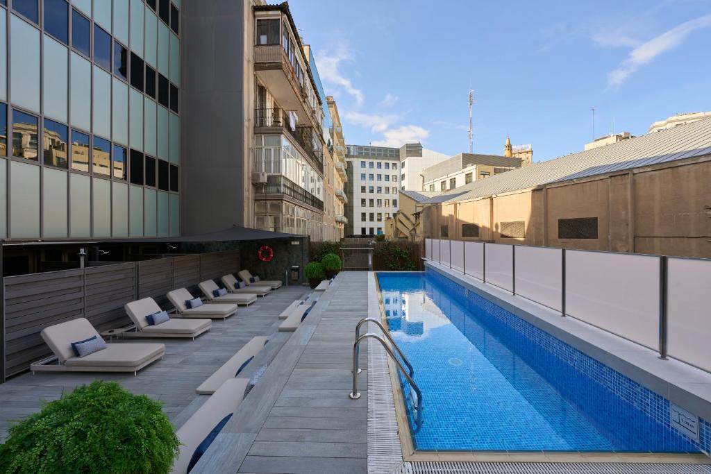 - une piscine sur le côté d'un bâtiment dans l'établissement Catalonia Square 4* Sup, à Barcelone