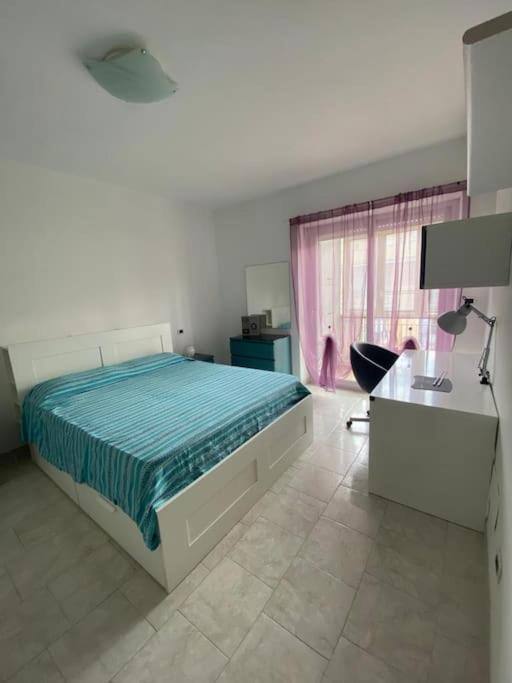 una camera con letto, scrivania e finestra di Vacanze Romane ~ Cozy Flat a Roma