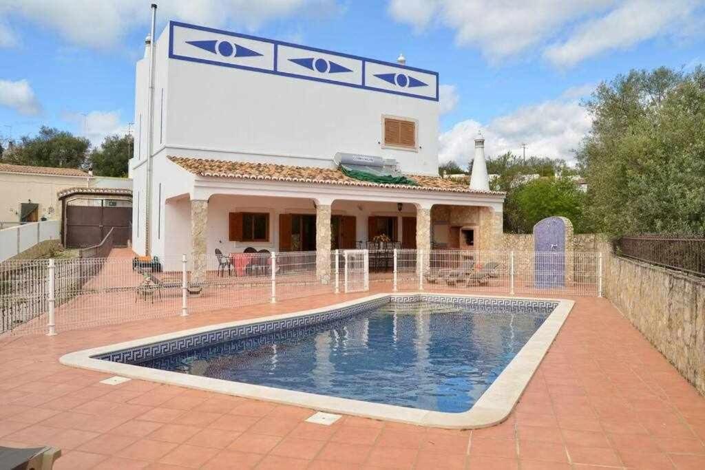 una piscina frente a una casa en Villa with 4 bedrooms / Pool / Quiet Area / WiFi, en Loulé