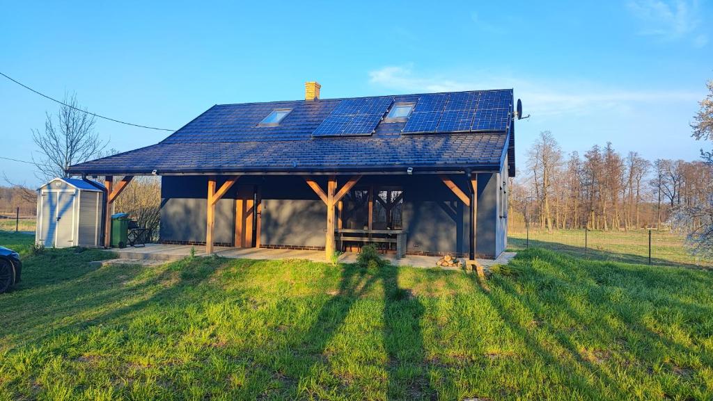 dom z panelami słonecznymi na polu w obiekcie OJRZEŃ 
