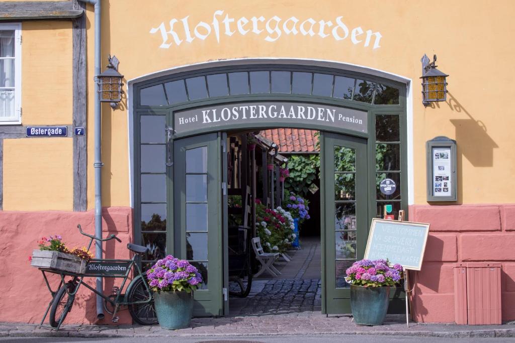 a flower shop with a bike in front of it at Hotel Klostergaarden in Allinge