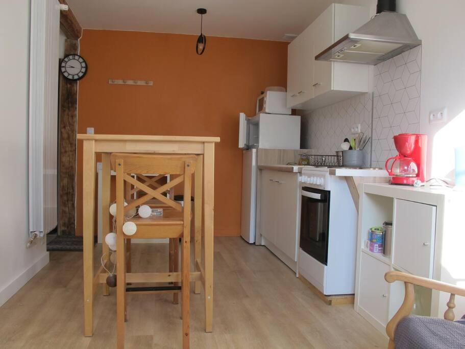 - une petite cuisine avec une table et un comptoir dans l'établissement POLIGNY : appartement refait à neuf !, à Poligny