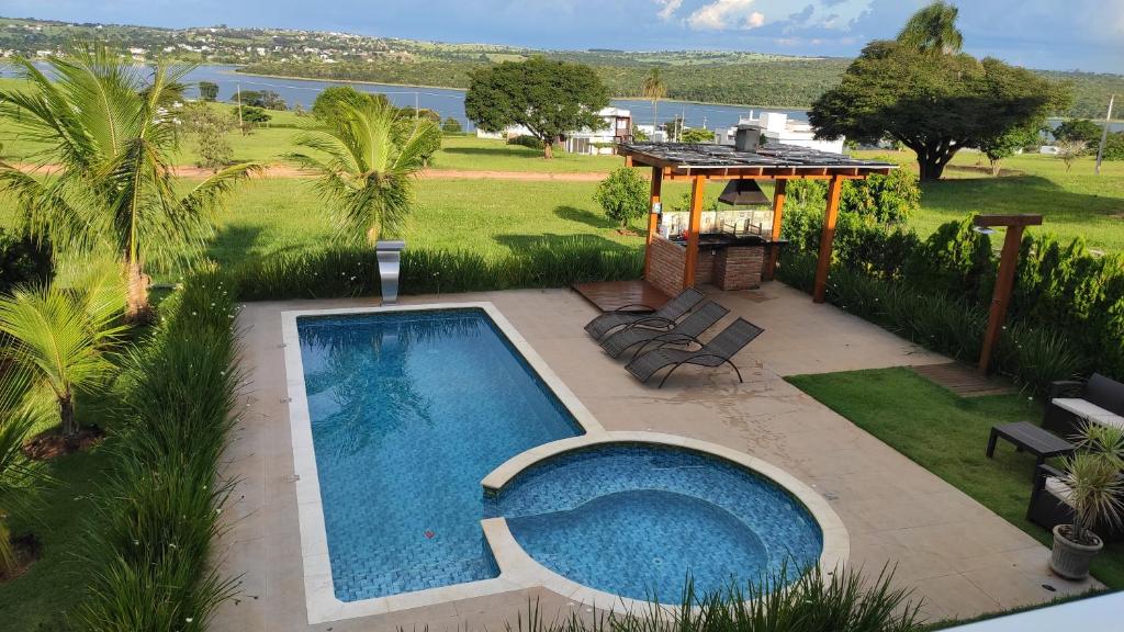 an overhead view of a swimming pool and a gazebo at Minha Casa na Represa Riviera Santa Cristina II in Itaí