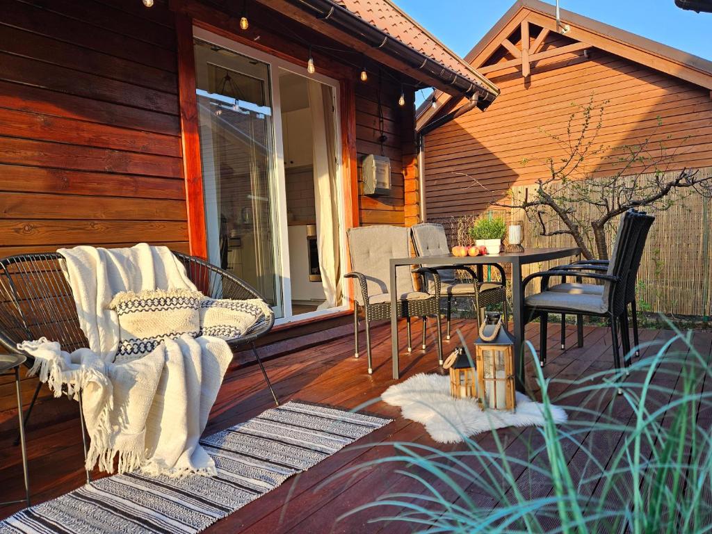 una veranda con sedie e tavolo su una casa di Tom's House a Stegna