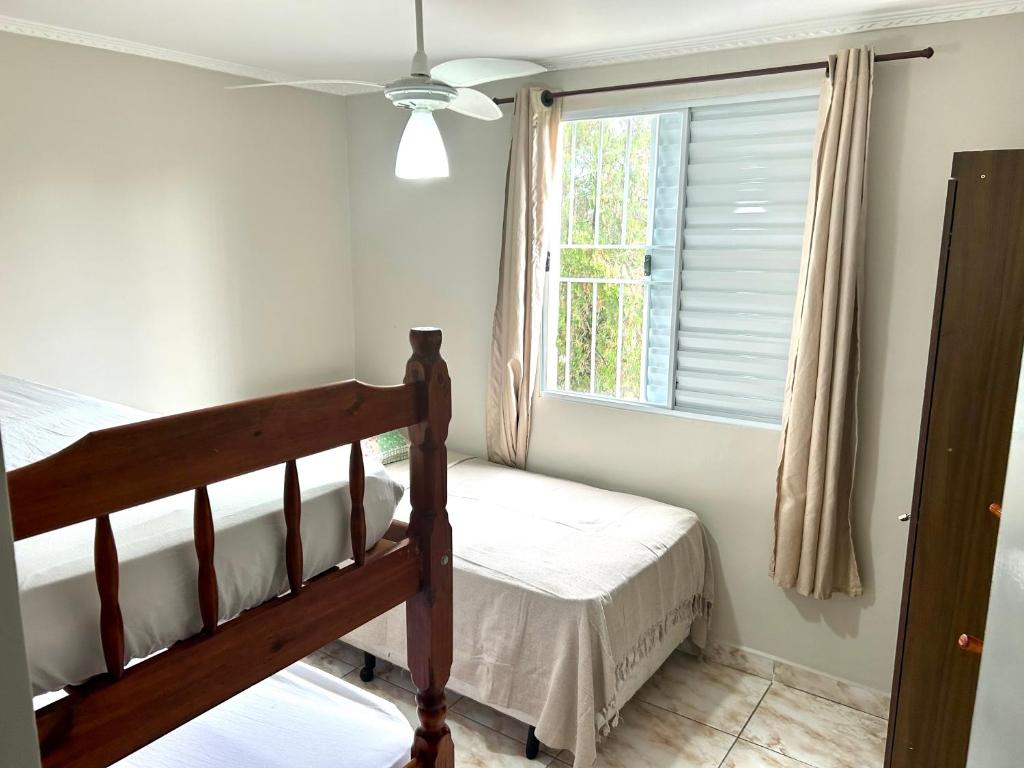 a bedroom with a bed and a window at Apartamento Mobiliado em Limeira in Limeira