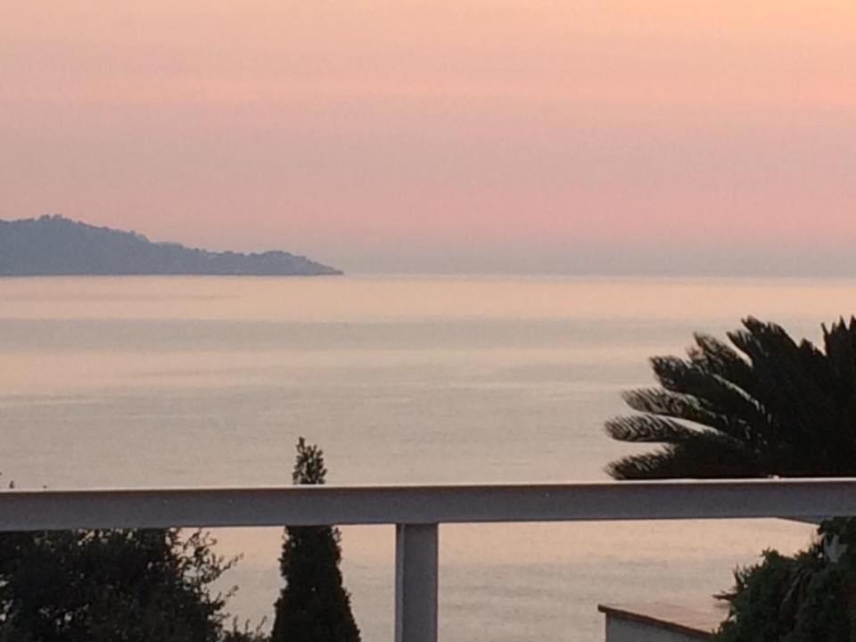uma vista para o oceano ao pôr-do-sol a partir de uma varanda em Tossa de mar Amplio Apartamento con vistas al mar em Tossa de Mar