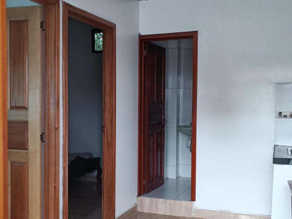 Apartamento Profe Rios في ليتيسيا: باب مفتوح في غرفة مع مرآة