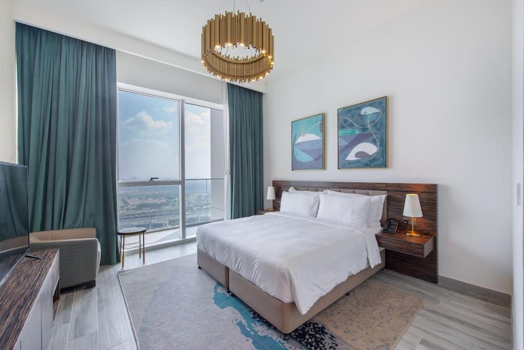 1 dormitorio con cama grande y ventana grande en Golf Views in 30th Floor, en Dubái