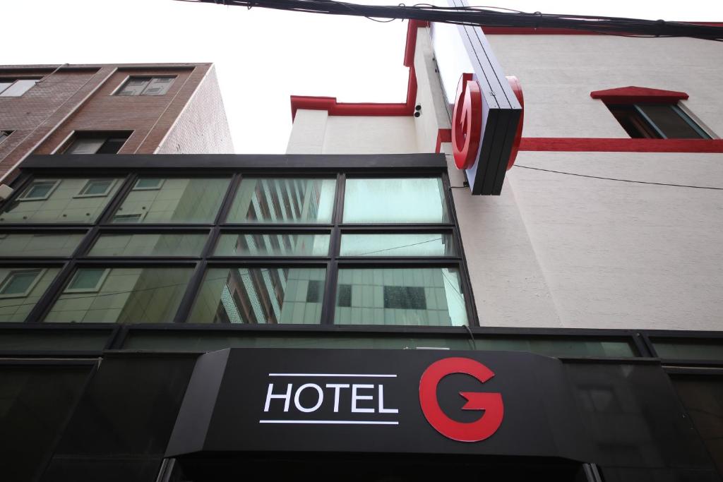 a hotel sign in front of a building at G Mini Hotel Dongdaemun in Seoul