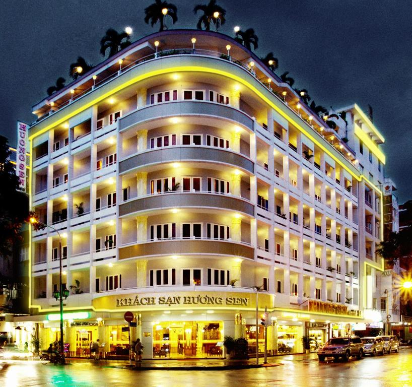 un gran edificio blanco con luces encendidas en Huong Sen Hotel en Ho Chi Minh