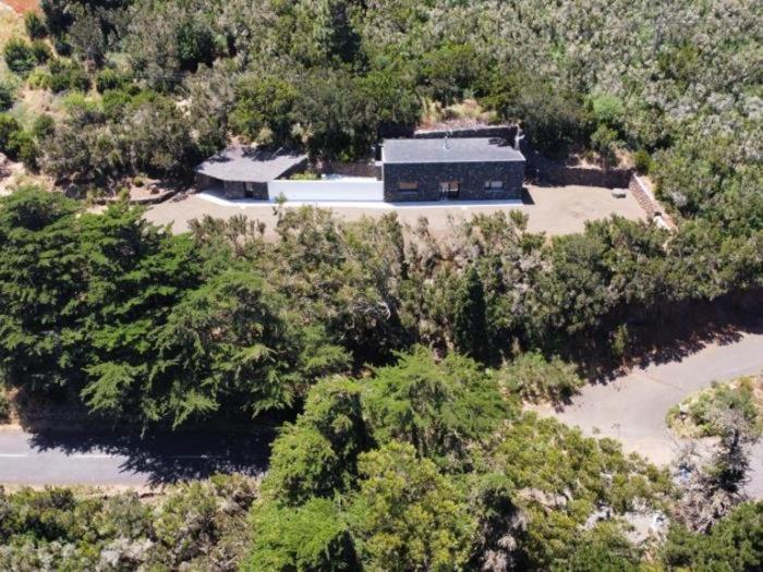巴爾韋德的住宿－Casa Armonía del Silencio，树木中间房子的空中景观