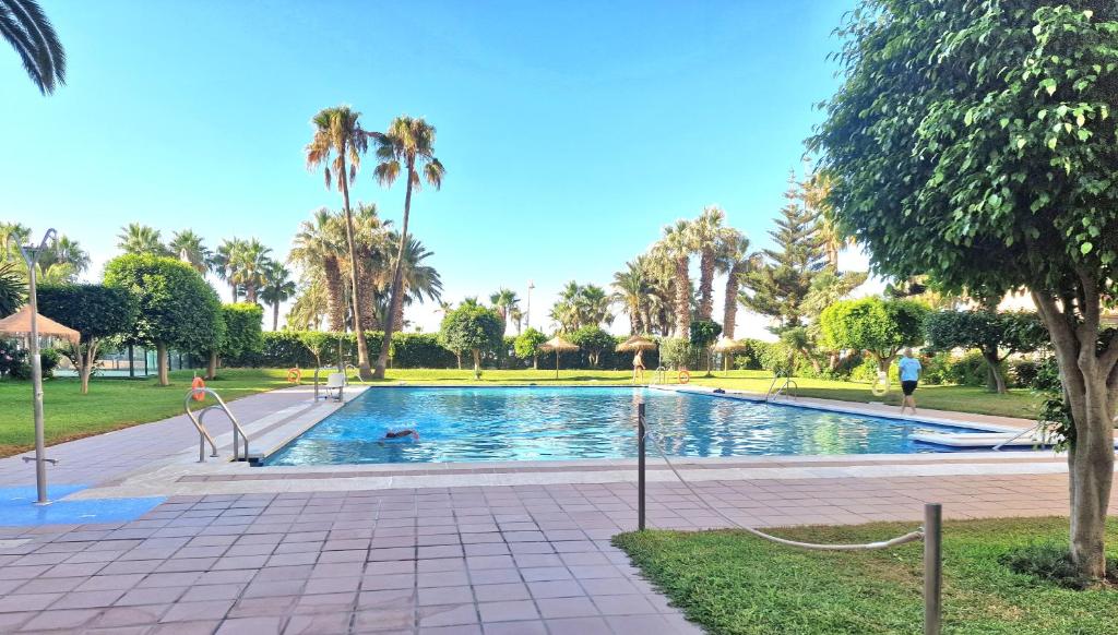 una piscina en un parque con palmeras en Tropical Paradise, en Almuñécar