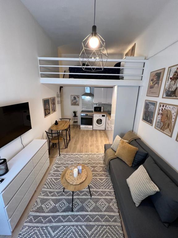 ein Wohnzimmer mit einem Sofa und einem Tisch in der Unterkunft New York Palace 2th apartment in the downtown in Budapest