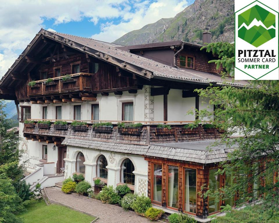 una casa con plantas en sus balcones en Landhaus Edelweiss, en Sankt Leonhard im Pitztal