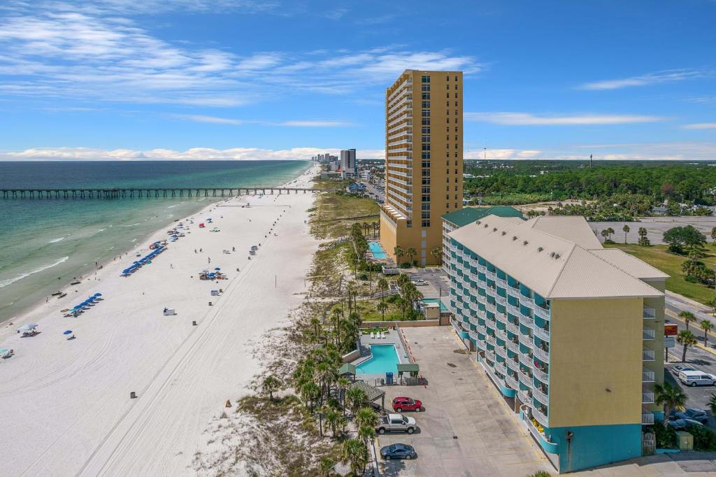 eine Luftansicht auf den Strand und das Meer in der Unterkunft Holiday Terrace Beachfront Hotel, a By The Sea Resort in Panama City Beach