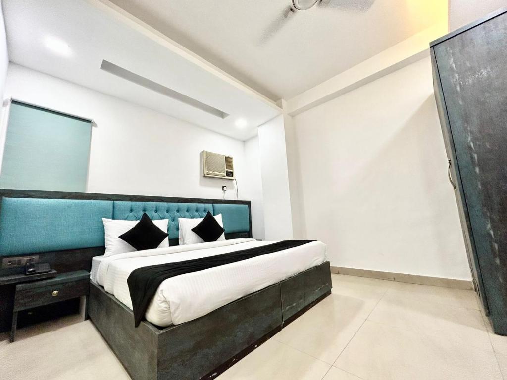 Postel nebo postele na pokoji v ubytování Hotel Cosmo - Karol Bagh