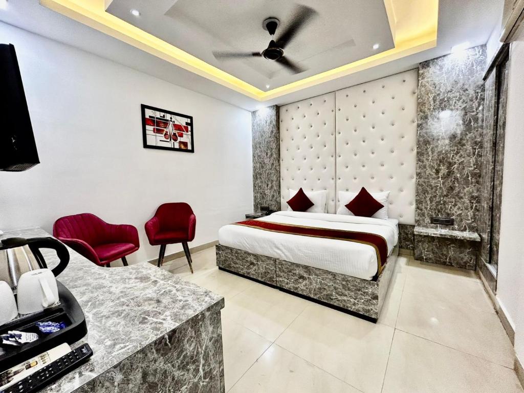 Postel nebo postele na pokoji v ubytování Hotel Cosmo - Karol Bagh