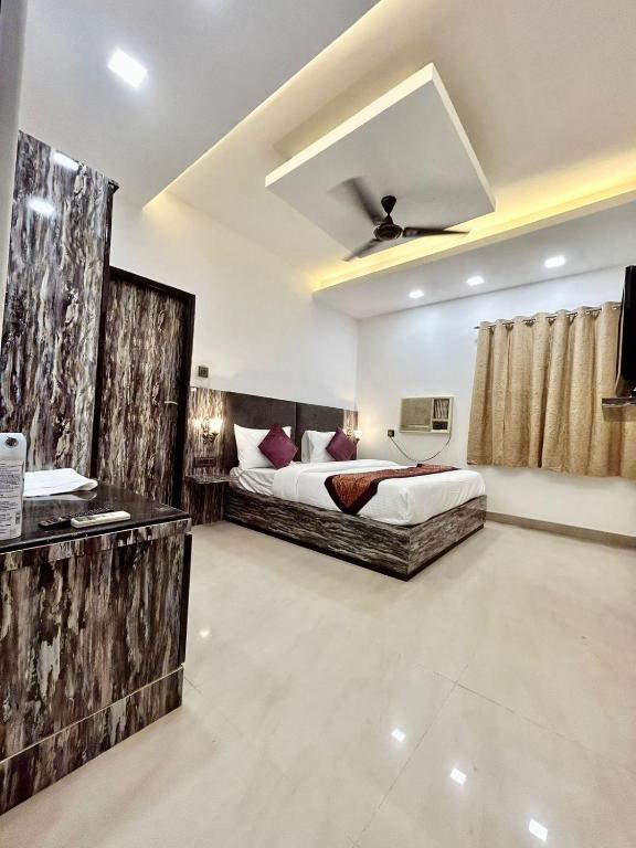 Postel nebo postele na pokoji v ubytování Hotel Cosmo - Karol Bagh