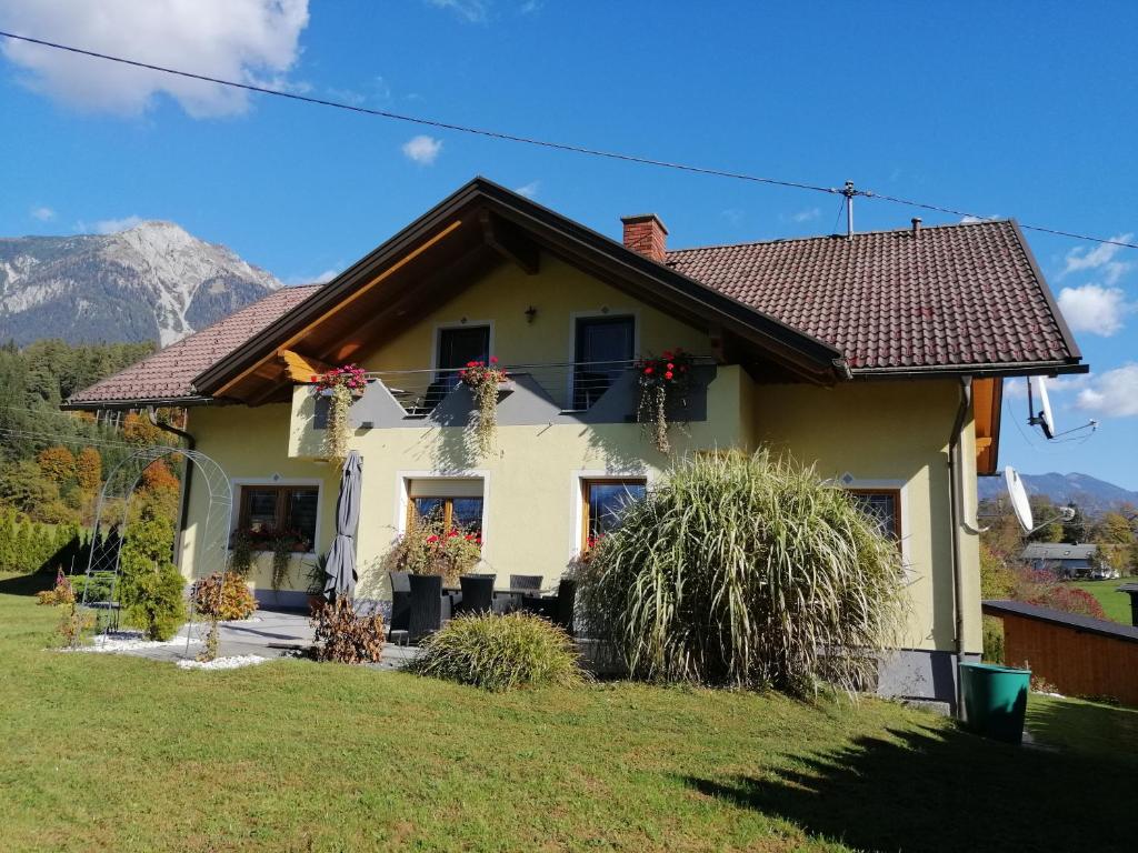 a house with a mountain in the background at Terezia-Appartements Nassfeld in Hermagor