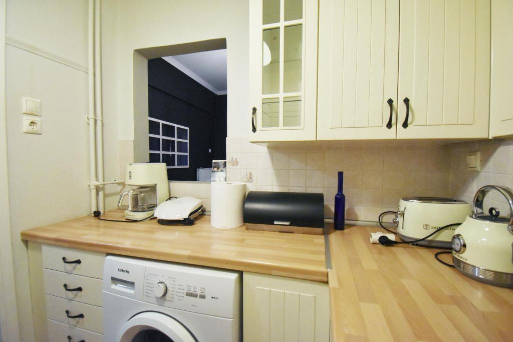 Kuchyňa alebo kuchynka v ubytovaní Seven Seconds Away Apartment