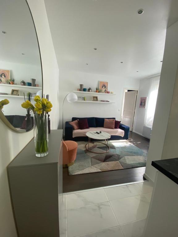 un salon avec un canapé et une table dans l'établissement Nad Ins, à Vincennes