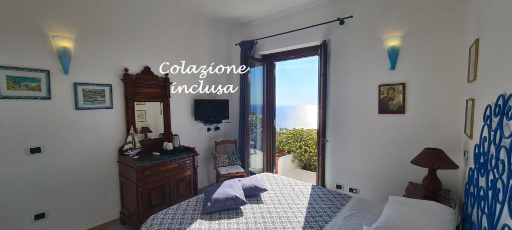 1 dormitorio con 1 cama y puerta a un balcón en Guest House Villa Il Gabbiano, en Ponza