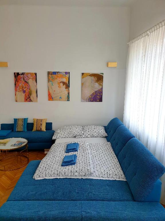 Postel nebo postele na pokoji v ubytování Sunny and spacious apartment near city centre