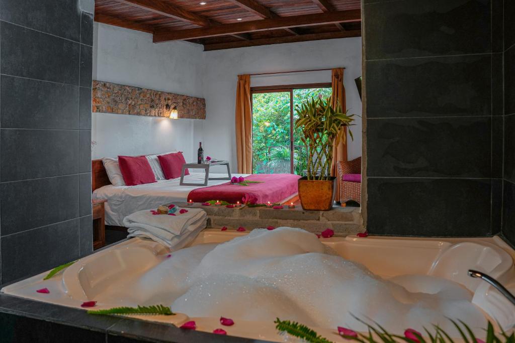 Postel nebo postele na pokoji v ubytování Coffee Lodge Cristal Glamping & Spa