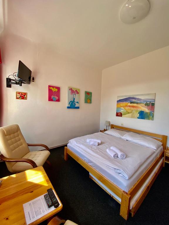 Łóżko lub łóżka w pokoju w obiekcie Hotel pod Šikmou Věží