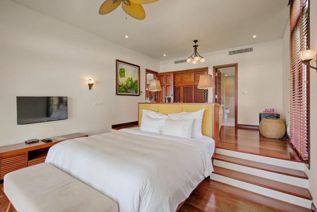 TV a/nebo společenská místnost v ubytování Danang Pool Villas Resort & Spa My Khe Beach