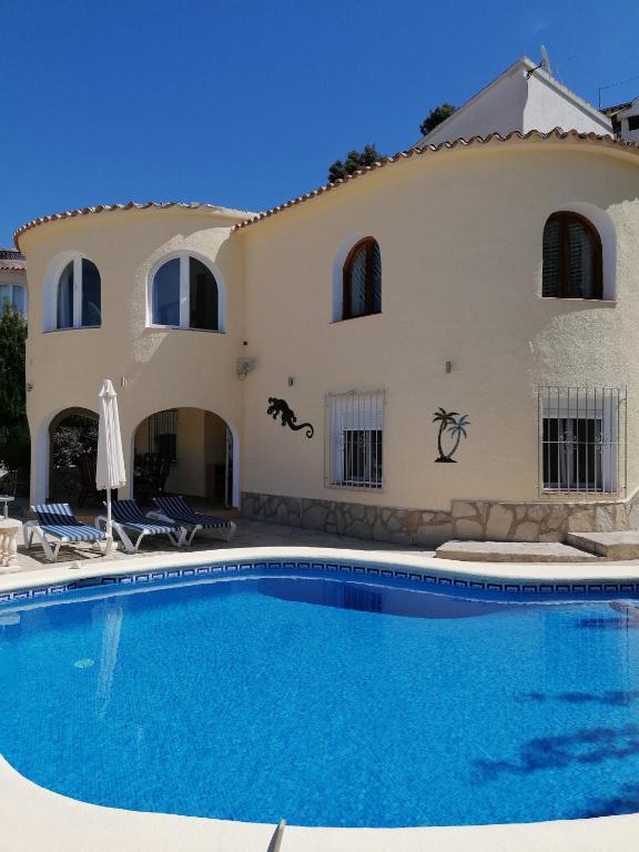 eine Villa mit einem Pool vor einem Haus in der Unterkunft Bellavista I in Fanadix
