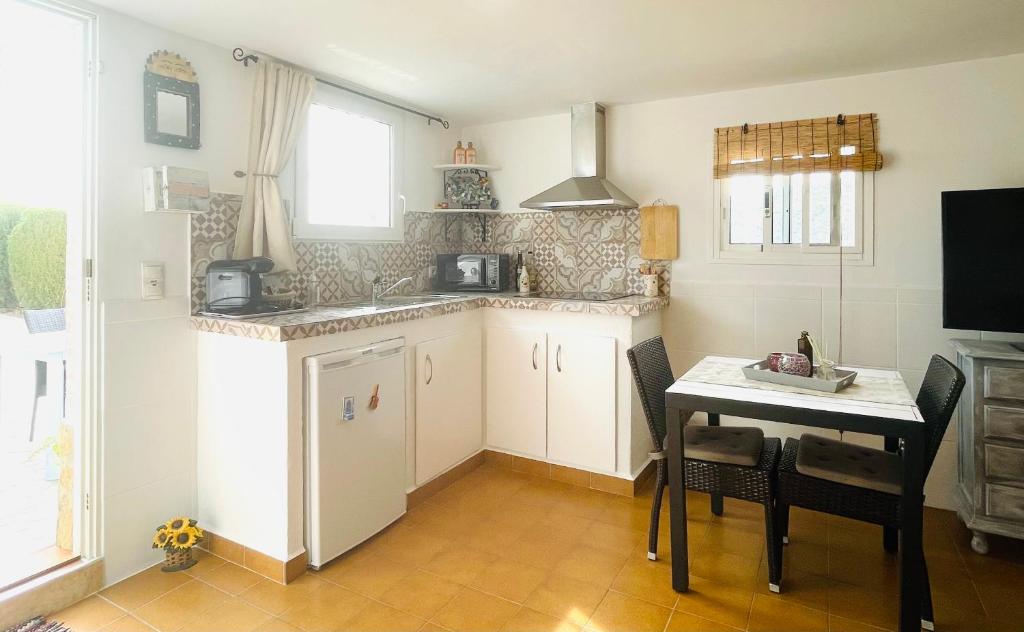Kuchyň nebo kuchyňský kout v ubytování Casira, casitas en kamers, Viñuela, Andalucía
