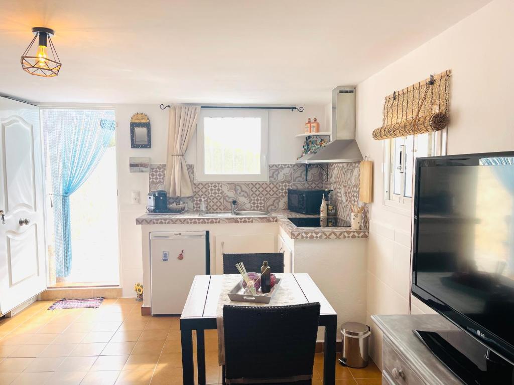 Kuchyň nebo kuchyňský kout v ubytování Casira, casitas en kamers, Viñuela, Andalucía
