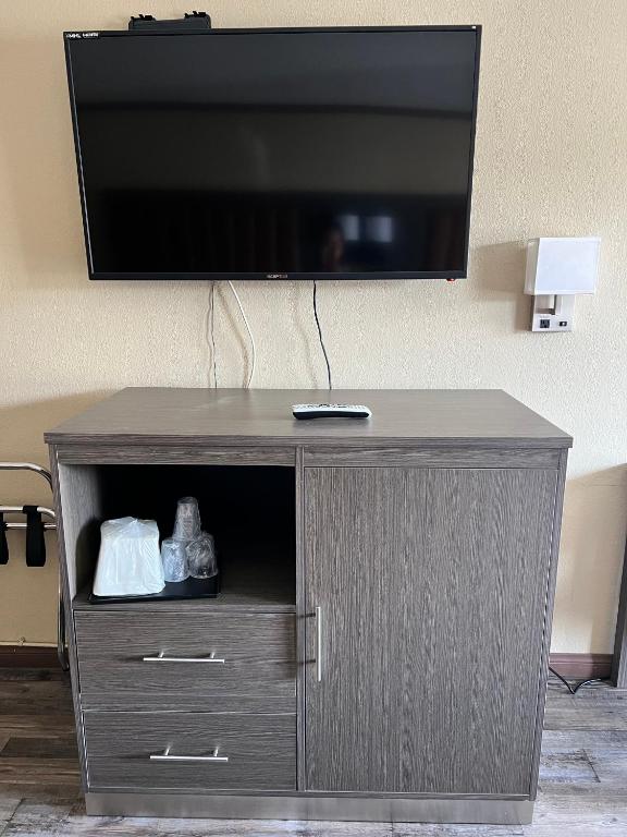 TV a/nebo společenská místnost v ubytování Highland Inn Las Vegas