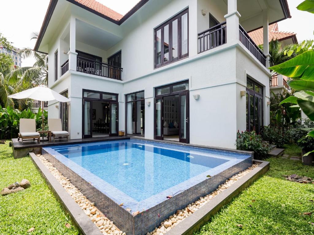 Bazén v ubytování Danang Pool Villas Resort & Spa My Khe Beach nebo v jeho okolí