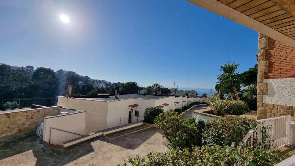 een uitzicht vanaf het balkon van een huis bij Apartamento California Almadrava in Montjoys