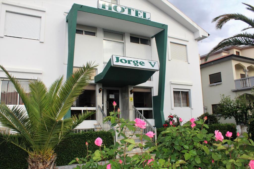 een hotel met een bord aan de voorzijde bij Hotel Jorge V in Mirandela