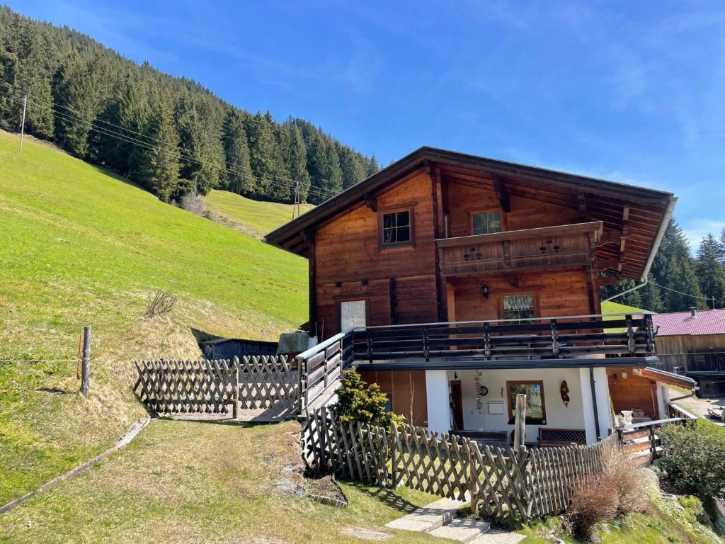 a wooden house on a hill with a fence at Pargger in Grün