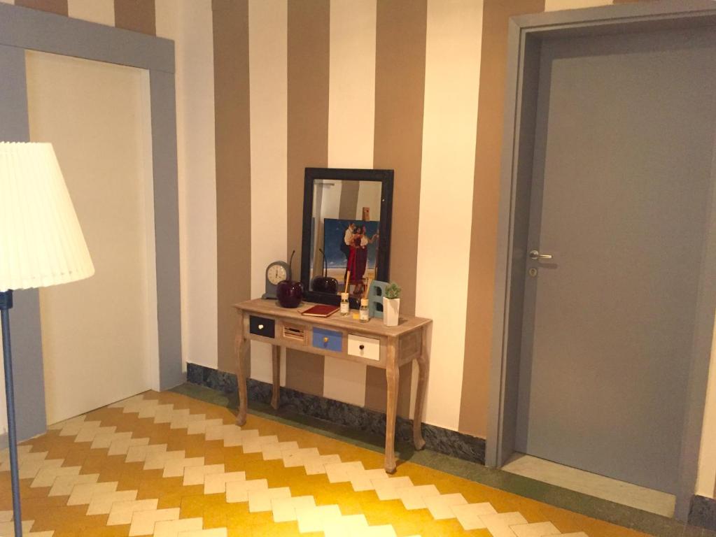 ラ・スペツィアにあるAwesHomeItaly - Bay Windows Apartmentの鏡付き化粧台、ランプが備わるお部屋